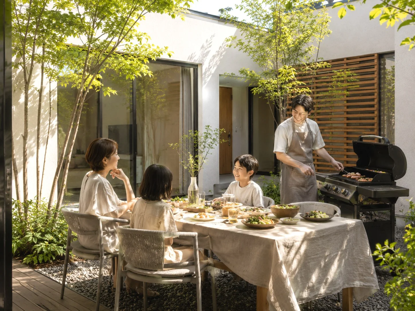 COURT ── 家族で外ごはんを楽しむ囲われた庭｜秀光ビルド徳島店